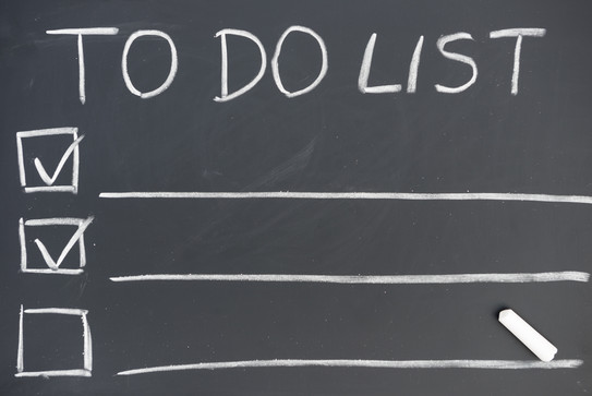 To-Do-Liste An einer Tafel steht die Überschrift „TO DO LIST”, darunter sind drei Zeilen mit Kästchen an der linken Seite und einem lange Unterstrich. In zwei Kästchen ist ein Haken gesetzt.
